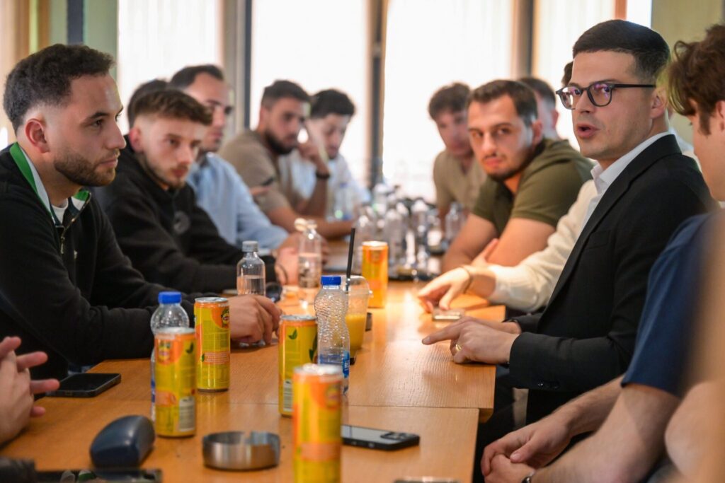 Ish ministri i Mbrojtjes së Shqipërisë  Pirro Vengu takon studentët shqiptarë  Kauza e tyre  çështje e të drejtave europiane