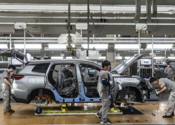 Workers on the assembly line making the Chery Automobile Co. Tiggo 8 at the company's production base in Wuhu, Anhui Province, China, on Wednesday, May 20, 2026. Chinese automakers accounted for more than 15% of electric-vehicle sales in Europe for the first time last month as consumer appetite for models from the country shows no sign of slowing. Photographer: Qilai Shen/Bloomberg