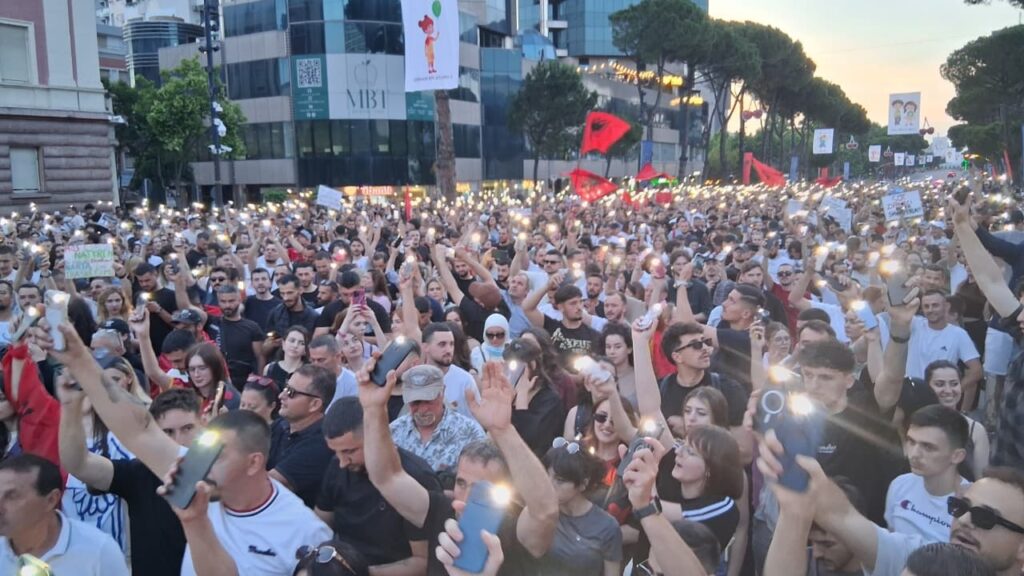  Shqipëria nuk është në shitje   Protesta në Tiranë për projektin në Zvërnec  qytetarët vijojnë marshimin edhe në ditën e dytë