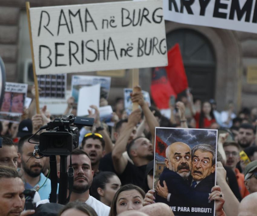 Dita e tretë e protestës  të rinjtë marrin në dorë lëvizjen qytetare  Nga Zvërneci në një sfidë të hapur ndaj qeverisë