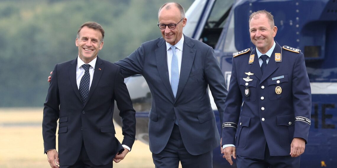 dpatop - French President Emmanuel Macron (left) and German Chancellor Friedrich Merz (center) arrive at Nörvenich Air Base. Photo: Rolf Vennenbernd/dpa