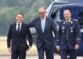 dpatop - French President Emmanuel Macron (left) and German Chancellor Friedrich Merz (center) arrive at Nörvenich Air Base. Photo: Rolf Vennenbernd/dpa