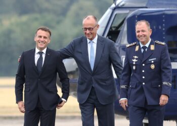 dpatop - French President Emmanuel Macron (left) and German Chancellor Friedrich Merz (center) arrive at Nörvenich Air Base. Photo: Rolf Vennenbernd/dpa
