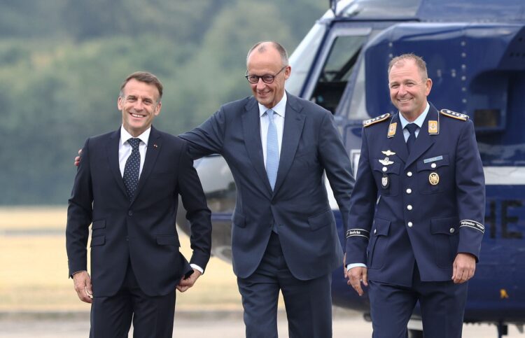 dpatop - French President Emmanuel Macron (left) and German Chancellor Friedrich Merz (center) arrive at Nörvenich Air Base. Photo: Rolf Vennenbernd/dpa