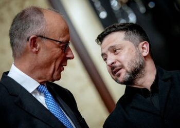 dpatop - Federal Chancellor Friedrich Merz (l, CDU) and Volodymyr Zelenskyy, President of Ukraine, are taking part in an economic forum. Photo: Kay Nietfeld/dpa