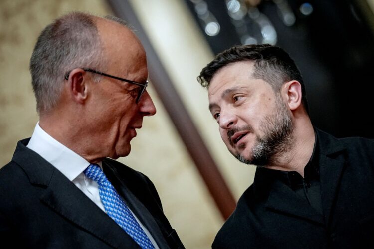 dpatop - Federal Chancellor Friedrich Merz (l, CDU) and Volodymyr Zelenskyy, President of Ukraine, are taking part in an economic forum. Photo: Kay Nietfeld/dpa