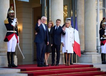 Emmanuel Macron, President of France, and his wife, Brigitte Macron, welcome German President Frank-Walter Steinmeier and his wife, Elke Buedenbender at the Elysee Palace. Photo: Bernd von Jutrczenka/dpa