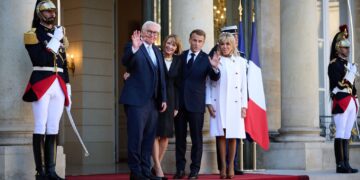 Emmanuel Macron, President of France, and his wife, Brigitte Macron, welcome German President Frank-Walter Steinmeier and his wife, Elke Buedenbender at the Elysee Palace. Photo: Bernd von Jutrczenka/dpa