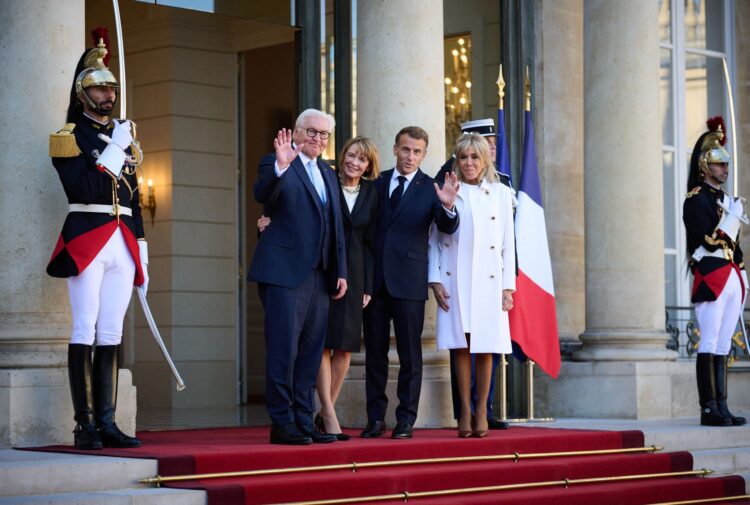 Emmanuel Macron, President of France, and his wife, Brigitte Macron, welcome German President Frank-Walter Steinmeier and his wife, Elke Buedenbender at the Elysee Palace. Photo: Bernd von Jutrczenka/dpa