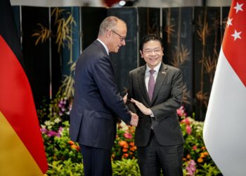 Singaporean Prime Minister Lawrence Wong welcomes German Chancellor Friedrich Merz. During his trip to Asia, Merz is also visiting Japan and South Korea. Photo: Kay Nietfeld/dpa