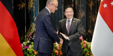 Singaporean Prime Minister Lawrence Wong welcomes German Chancellor Friedrich Merz. During his trip to Asia, Merz is also visiting Japan and South Korea. Photo: Kay Nietfeld/dpa
