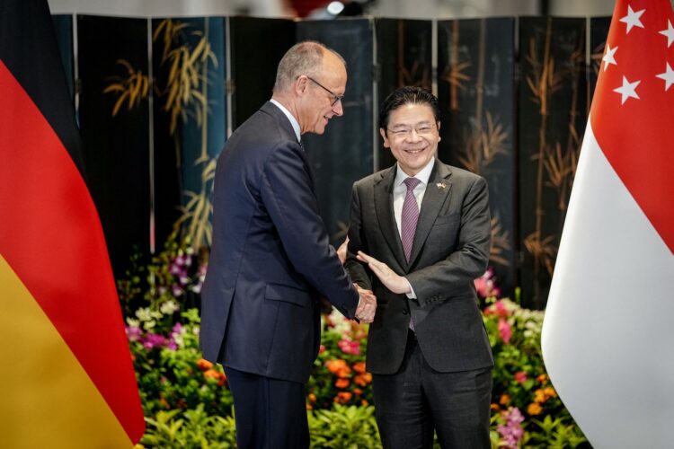 Singaporean Prime Minister Lawrence Wong welcomes German Chancellor Friedrich Merz. During his trip to Asia, Merz is also visiting Japan and South Korea. Photo: Kay Nietfeld/dpa